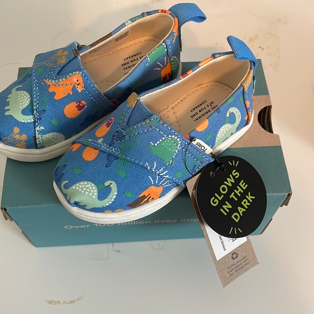 New Dino TOMS size 5